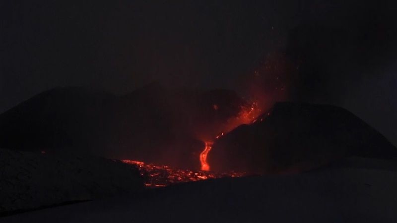 Etna znovu soptí. Láva chrlí ze tří kráterů